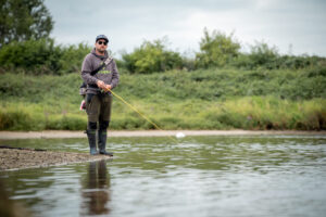 Angelexperte Marc Ptacovsky mit Spinnrute am Fluss