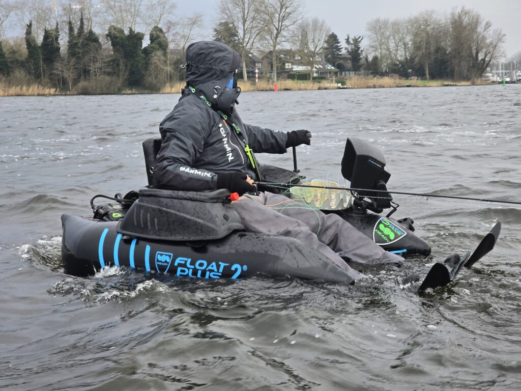 Ein vollausgestattetes Bellyboat der Marke Floatplus im Einsatz.