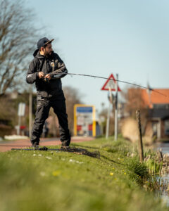 Big L drillt einen Hecht am Ufer