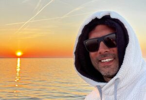Enrico vor Sonnenuntergang am Wasser