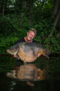 Karpfenexperte Marc Voosen präsentiert großen Spiegelkarpfen