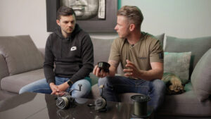 Marc Voosen im Interview auf Sofa