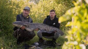 Philipp Teichert und Stefan Seuß präsentieren ihren Fang in der Natur
