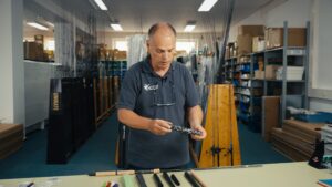 Rutenbauexperte Christian Weckesser schaut nach unten